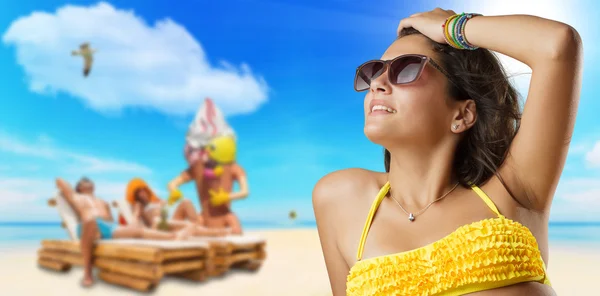 Mujer joven en la playa —  Fotos de Stock