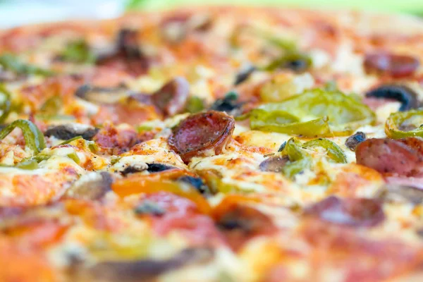 披萨作出与萨拉米香肠、 奶酪、 蘑菇、 橄榄 — 图库照片