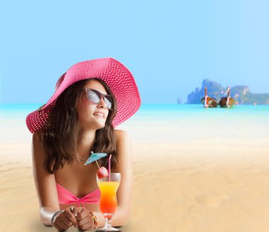 Kumsaldaki genç kadın.