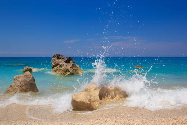 Praia de areia com pedras — Fotografia de Stock