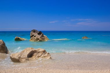kalamitsi lefkas taşlarla kumlu plaj