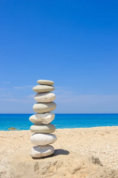 Pebbles stack balance over blue ionian sea in Greece — Stock Photo, Image