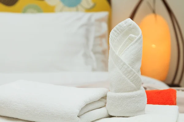 Towels on bed at luxury hotel — Stock Photo, Image