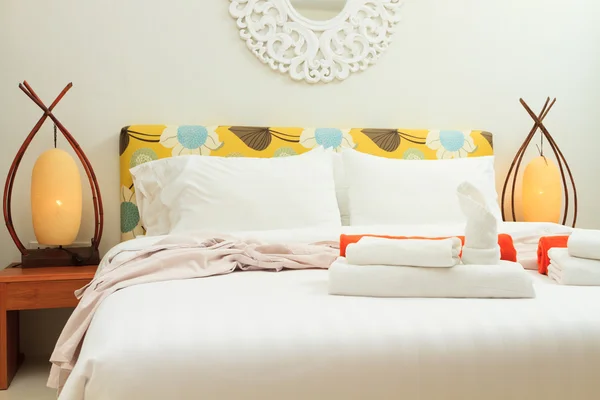 Yatak lüks otelde havlu — Stok fotoğraf