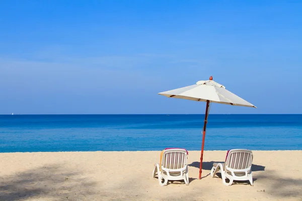 Liegen und Sonnenschirm am Strand — Stockfoto