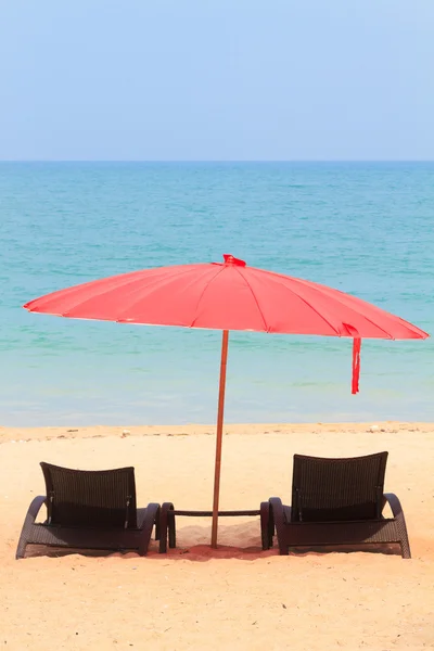 Letti e ombrellone in spiaggia — Foto Stock