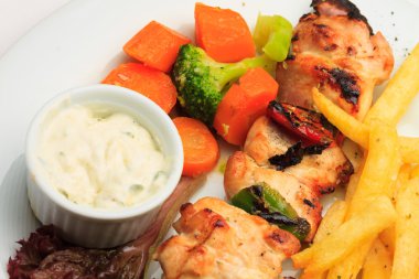 yeşil salata ile tavuk şiş