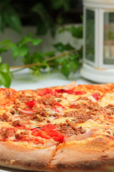 Pizza fresca en el restaurante —  Fotos de Stock