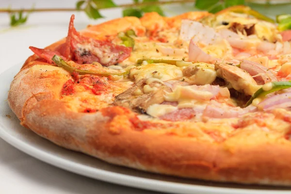 Świeżą pizzę w restauracji — Zdjęcie stockowe