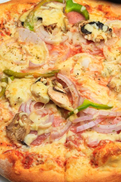 Čerstvá pizza v restauraci — Stock fotografie