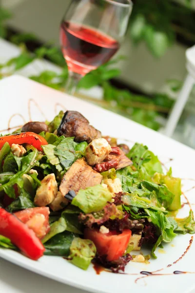 Frischer Salat mit griechischem Feta-Käse — Stockfoto
