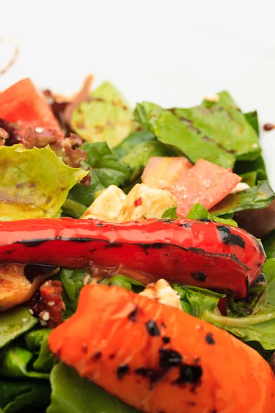 Frischer Salat mit griechischem Feta-Käse — Stockfoto