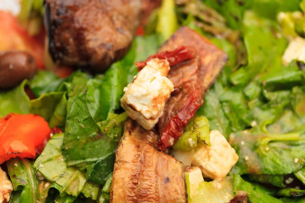 Salada fresca com queijo feta grego — Fotografia de Stock