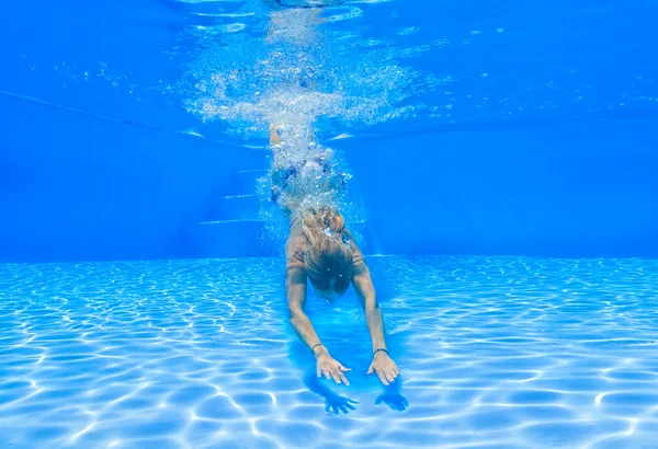 Vrouw onderwater duiken — Stockfoto