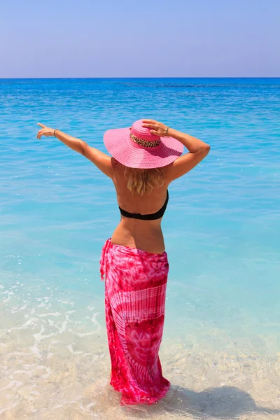 Sommar semester kvinna på strand — Stockfoto