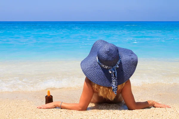 Sommar semester kvinna på strand — Stockfoto