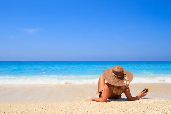 Sommar semester kvinna på strand — Stockfoto