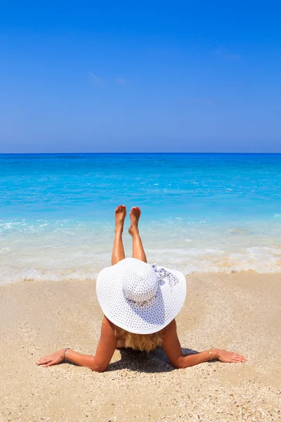 夏季度假海滩上的女人 — 图库照片