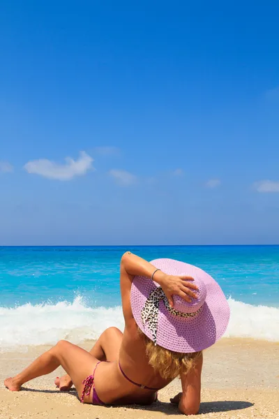 Mulher de férias de verão na praia — Fotografia de Stock