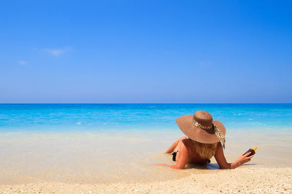 Summer vacation woman on beach — Stock Photo, Image