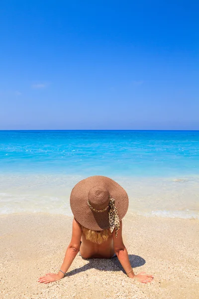 Vacanza estiva donna sulla spiaggia — Foto Stock