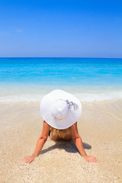 Sommar semester kvinna på strand — Stockfoto