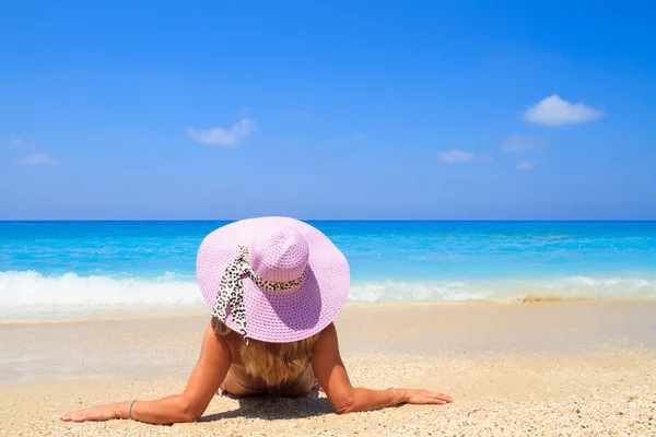 Γυναίκα του καλοκαιριού διακοπές στην παραλία — Φωτογραφία Αρχείου