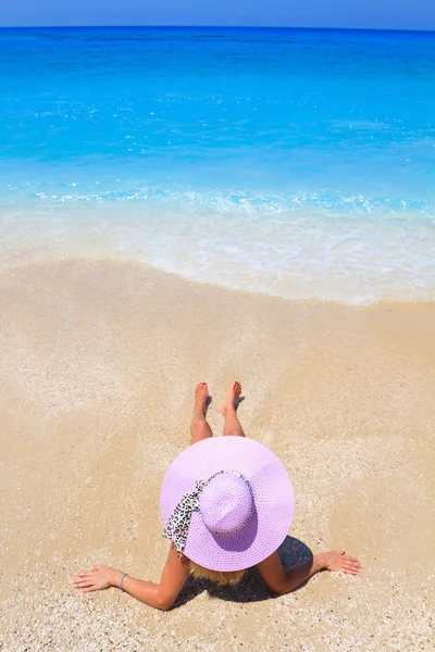 Sommar semester kvinna på strand — Stockfoto