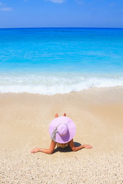 Sommerurlaub Frau am Strand — Stockfoto