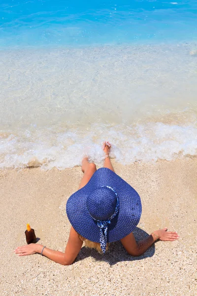Zomer vakantie vrouw op strand — Stockfoto