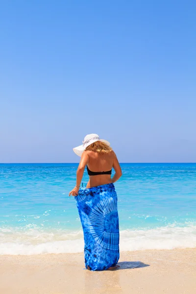 Летние каникулы женщины на пляже — стоковое фото