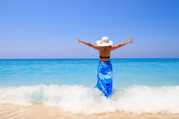 Sommar semester kvinna på strand — Stockfoto