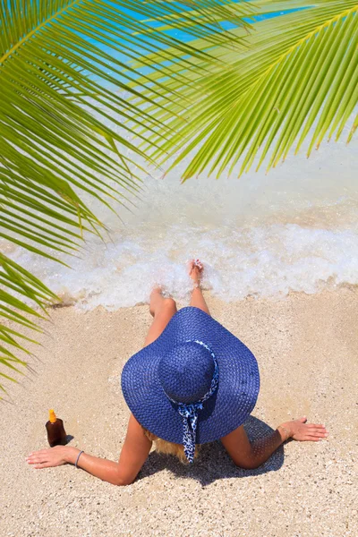 Frau am Strand — Stockfoto