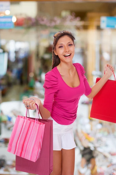Sexy Einkaufsmädchen mit Taschen — Stockfoto