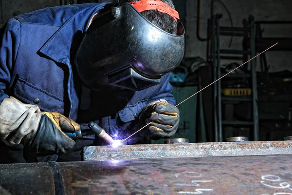 Welding and bright sparks. — Stock Photo, Image