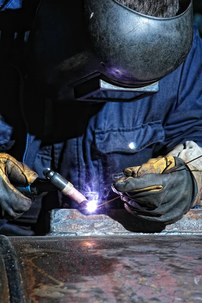 Soldagem e faíscas brilhantes . — Fotografia de Stock