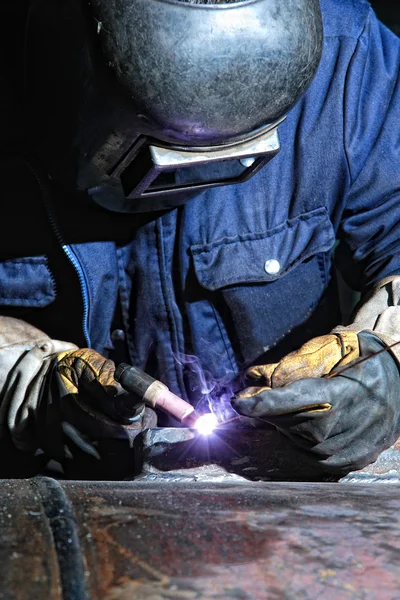 Svetsning och ljusa gnistor. — Stockfoto