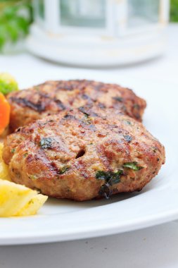bifteki sebze ve patates kızartması ile