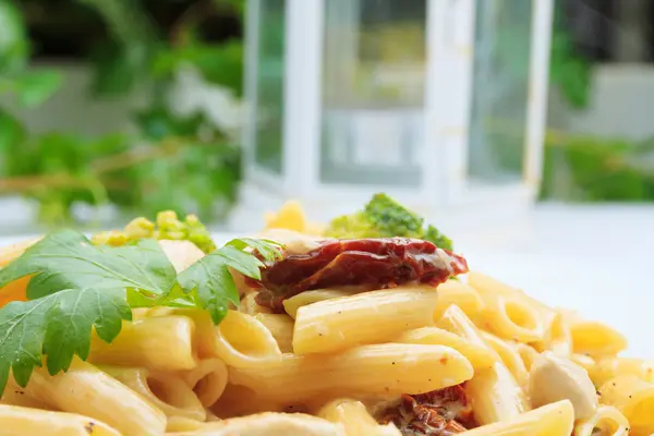 Saboroso macarrão-italiano no restaurante — Fotografia de Stock