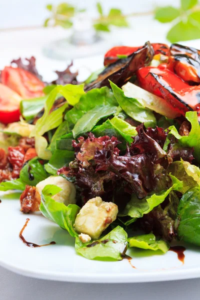 Verse salade met Griekse fetakaas — Stockfoto