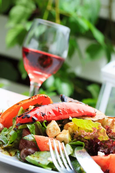 Świeże sałatki z serem feta grecki — Zdjęcie stockowe