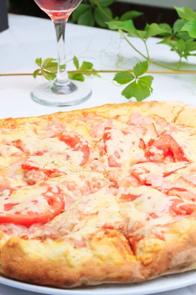 Verse pizza klaar om gegeten te worden — Stockfoto