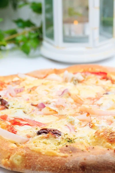 Färsk pizza redo att ätas — Stockfoto