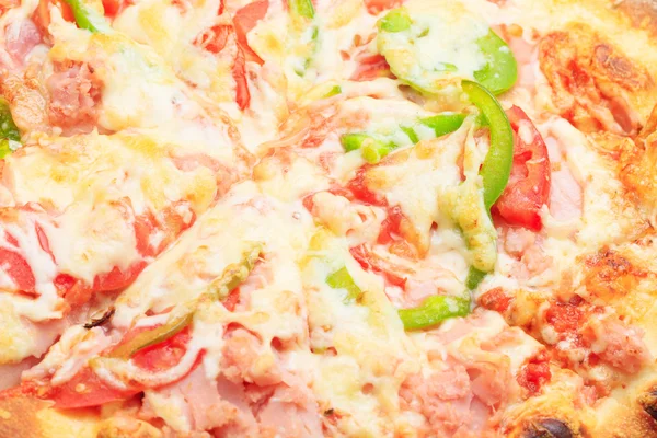 Verse pizza klaar om gegeten te worden — Stockfoto