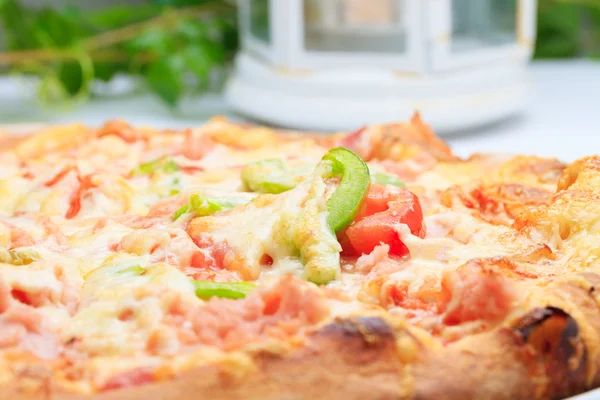 Pizza fresca pronta para ser comida — Fotografia de Stock