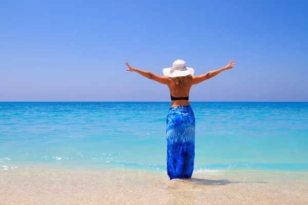 Summer vacation woman on beach — Stock Photo, Image