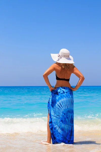Sommar semester kvinna på strand — Stockfoto