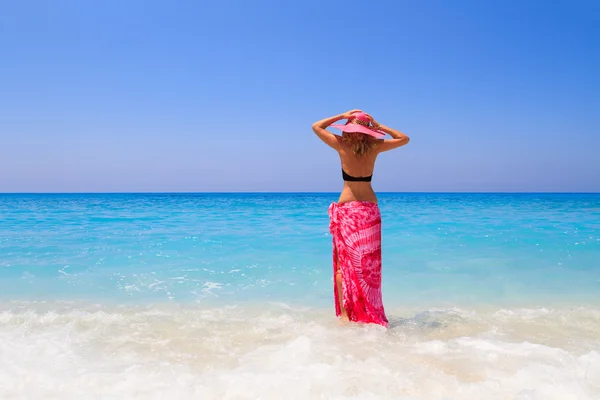 Vacanza estiva donna sulla spiaggia — Foto Stock