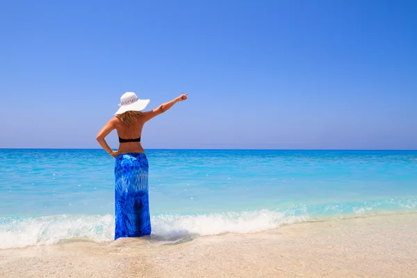 Sommar semester kvinna på strand — Stockfoto