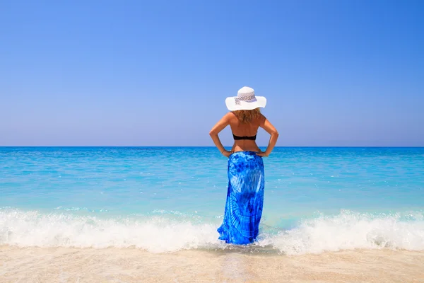 Vacances d'été femme sur la plage — Photo